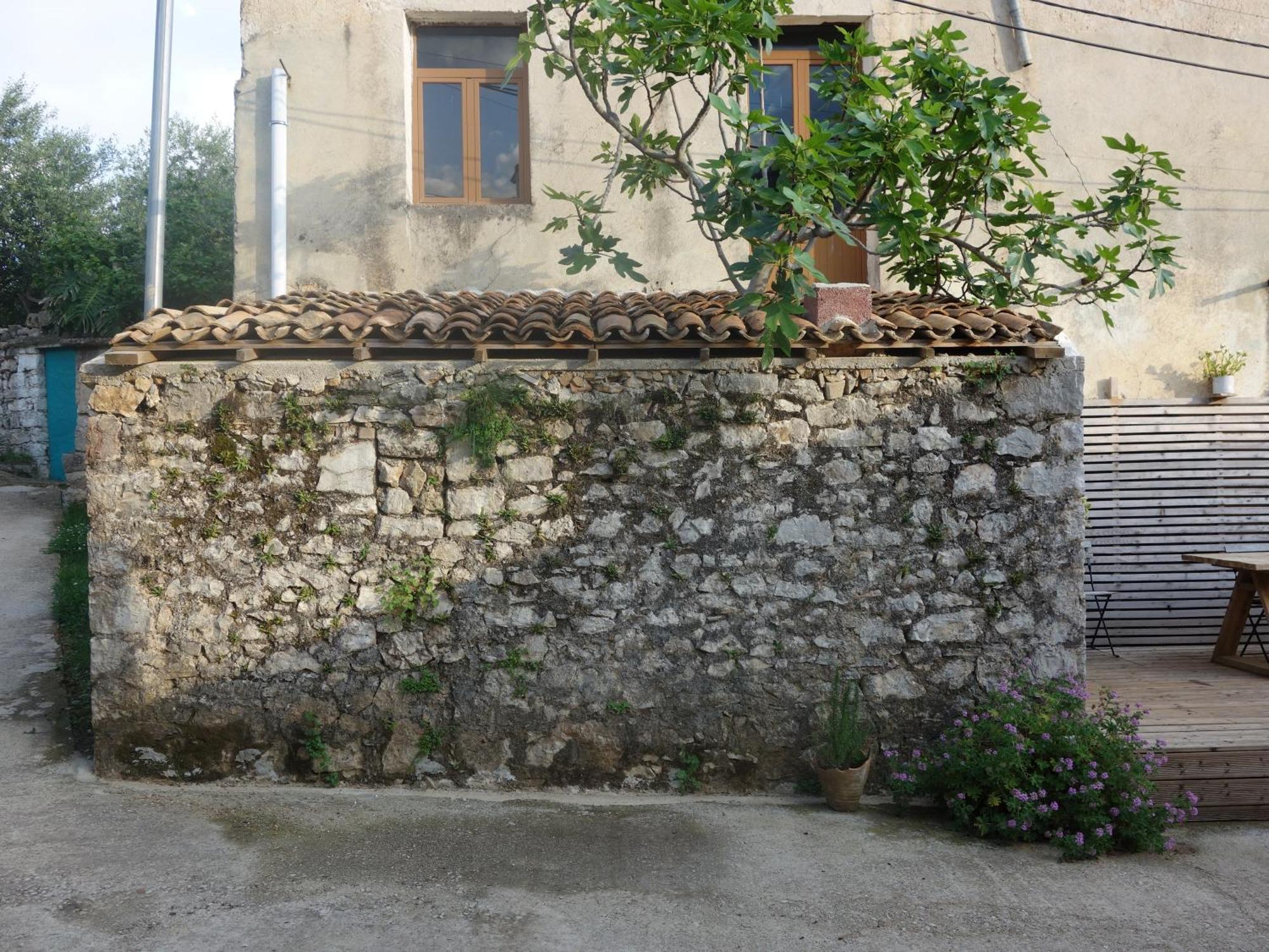Guesthouse Near The Castle Of Himare Ngoại thất bức ảnh
